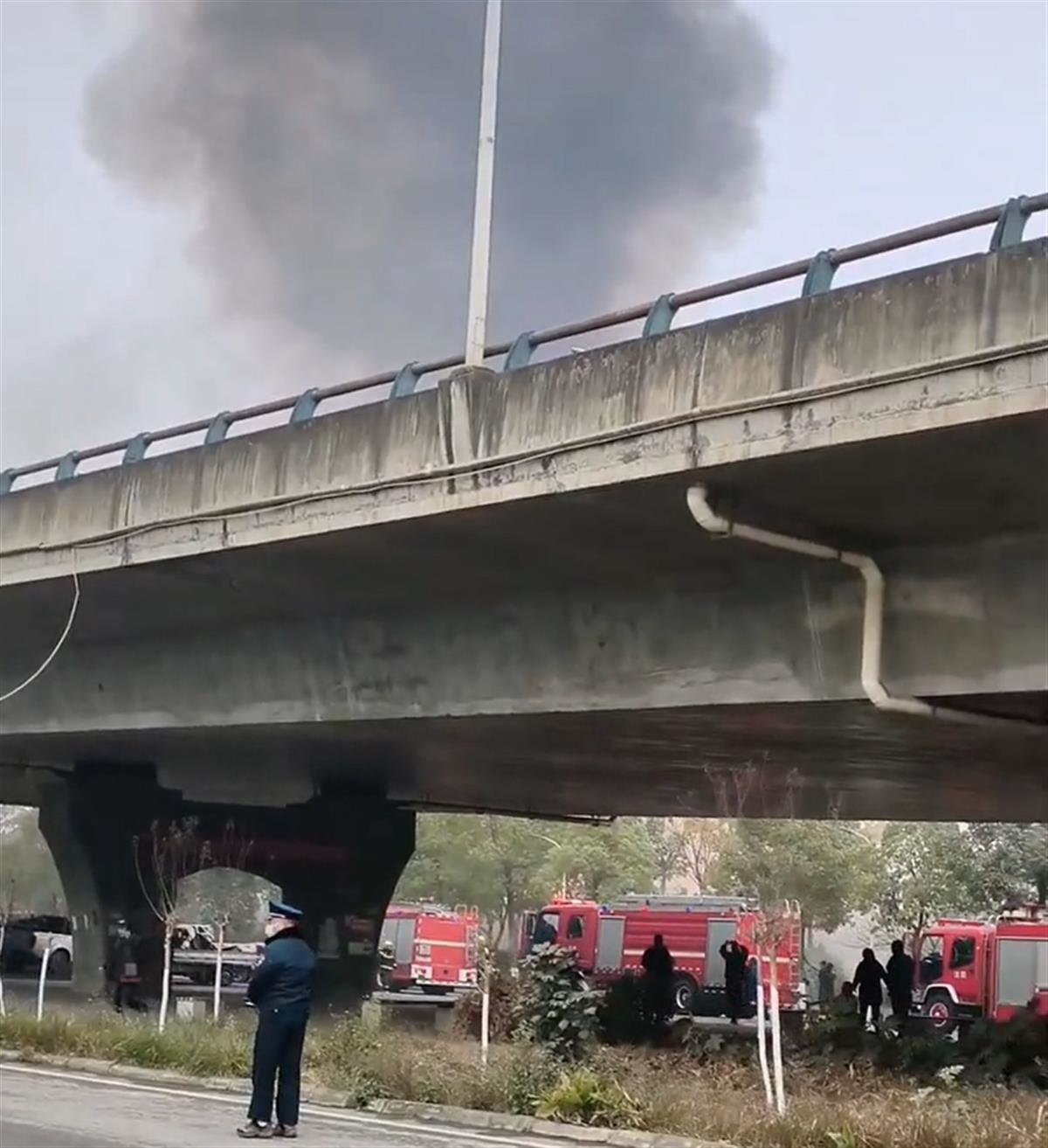 四川德阳煤气罐仓库起火爆燃 目击者：有钢瓶飞出砸坏车辆__凤凰网