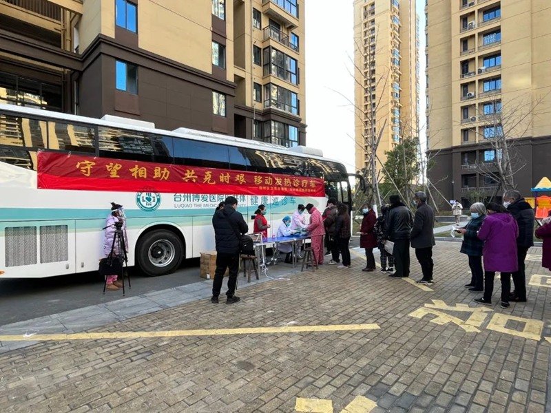 台州市“流动便民发热诊疗车”进小区给居民提供诊疗服务。新华网发