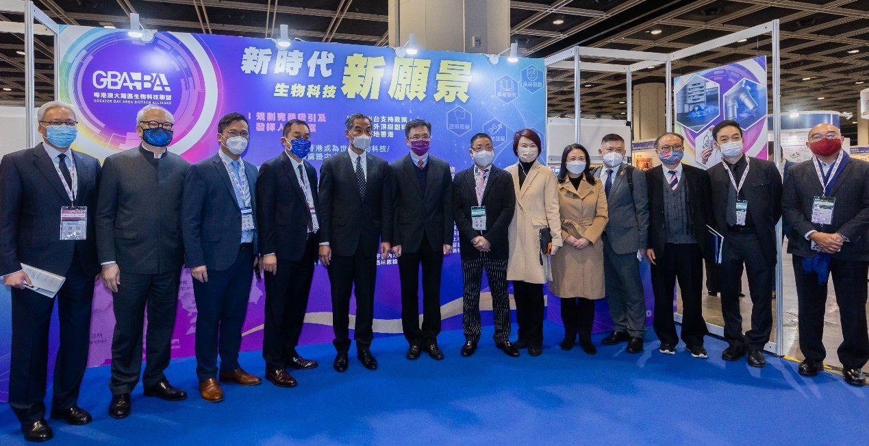 荣誉嘉宾参观展览区合影