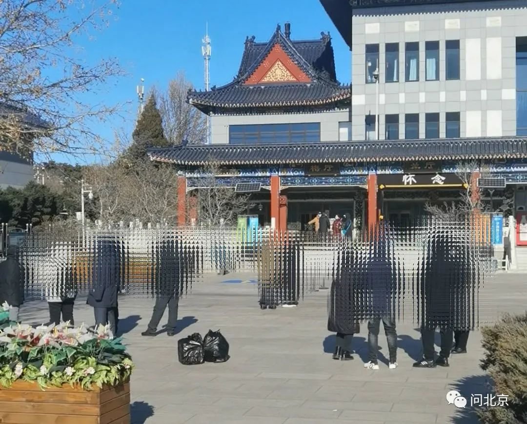 前来殡仪馆办理业务的市民/夏末 摄