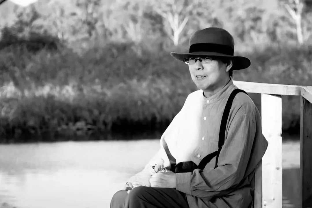 香港女作家，著有《我城》《哨鹿》《哀悼乳房》等。获第十六届香港艺术发展奖之“终身成就奖”。