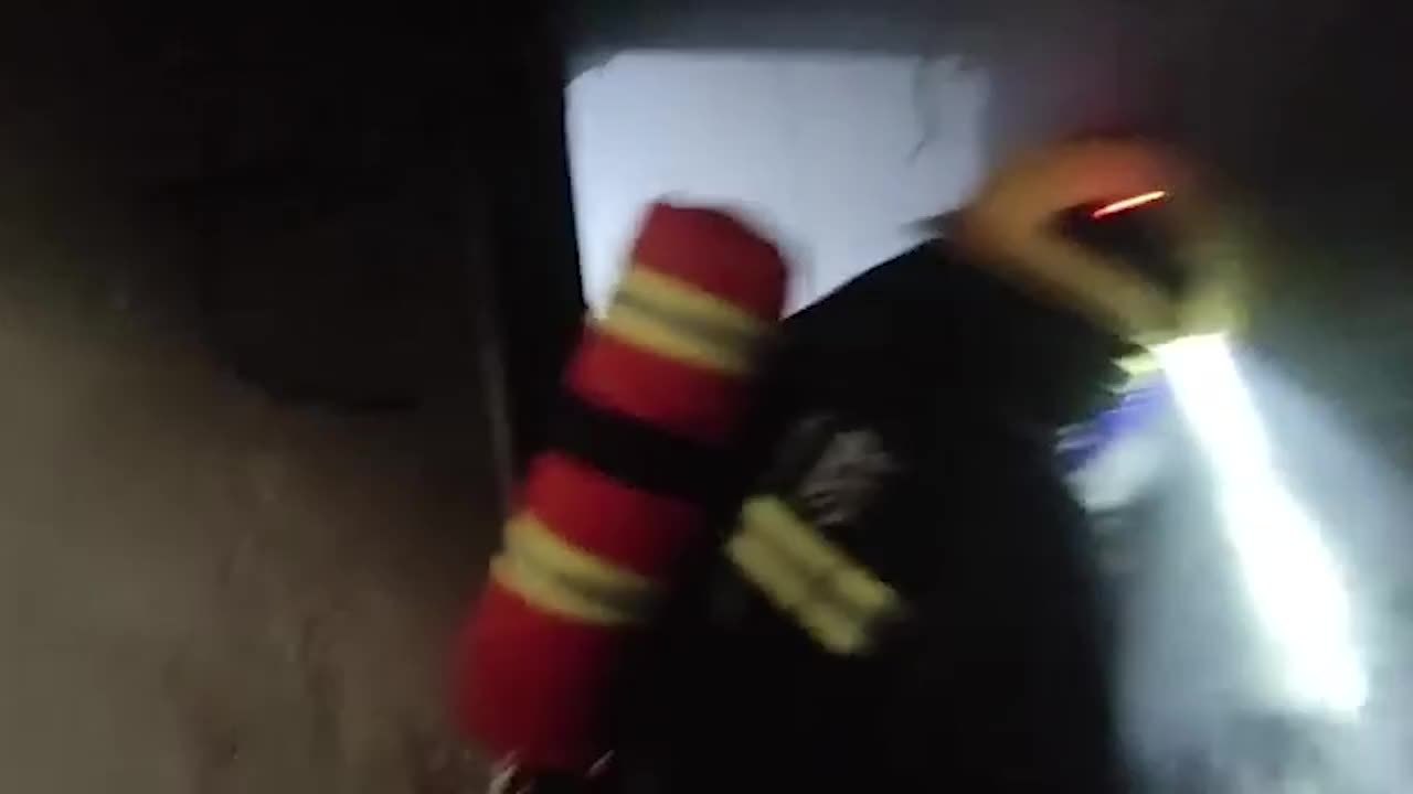 弟弟忘关取暖器外出引发火灾哥哥午休被困火场，咸宁消防救人