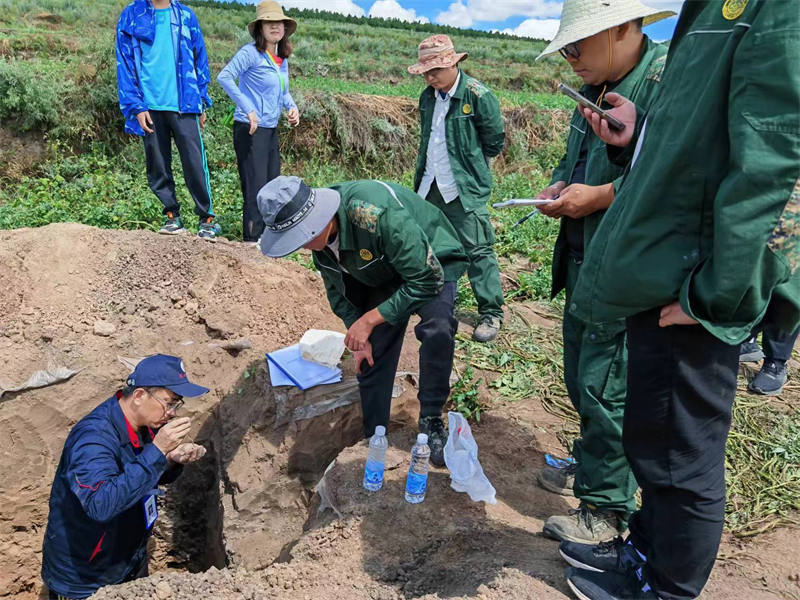 “三普”围场项目区某采样点，省地矿局第四地质大队工作人员正在对土壤进行剖面描述和取样工作。布凡供图