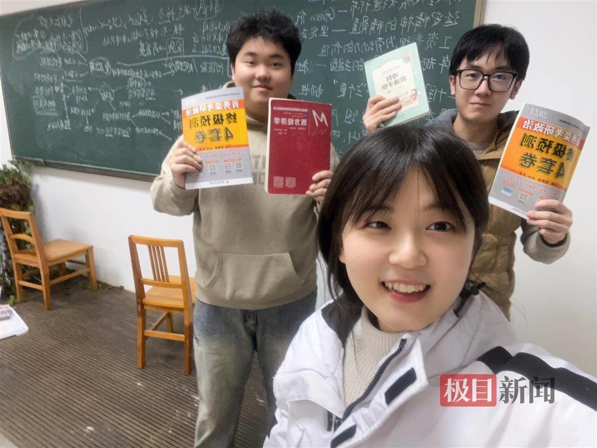 邹小龙(左一)为防“阳”与朋友组成监督小组(受访者供图)