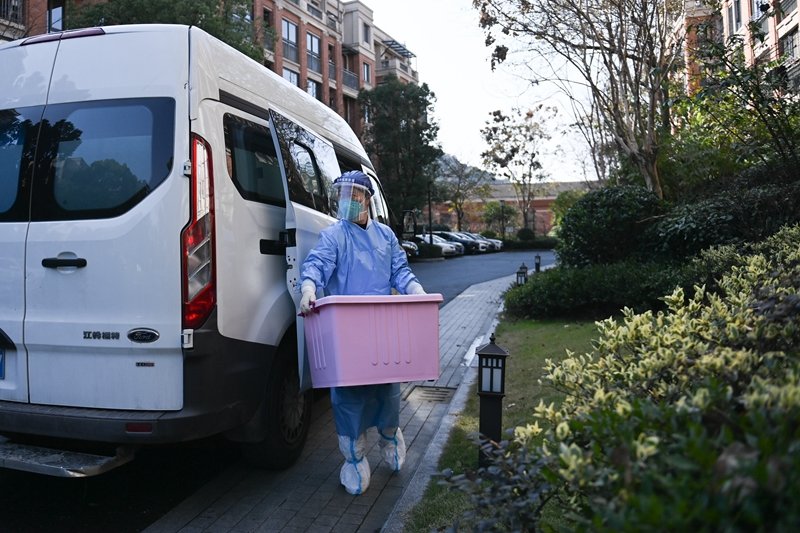 12月21日,杭州市西湖区留下街道社区卫生服务中心的医护人员在和家园南社区为开设流动发热诊室做准备。新华社记者 黄宗治 摄