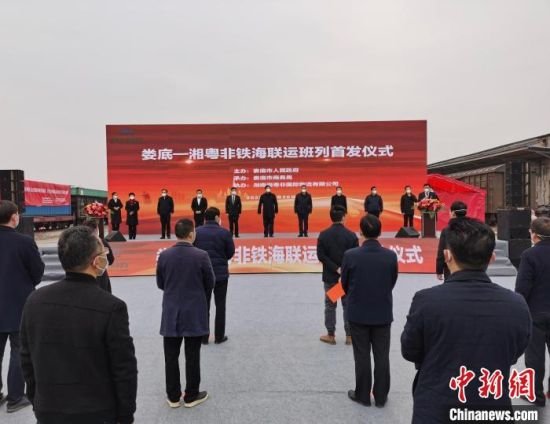首发仪式现场。　颜文辉 摄