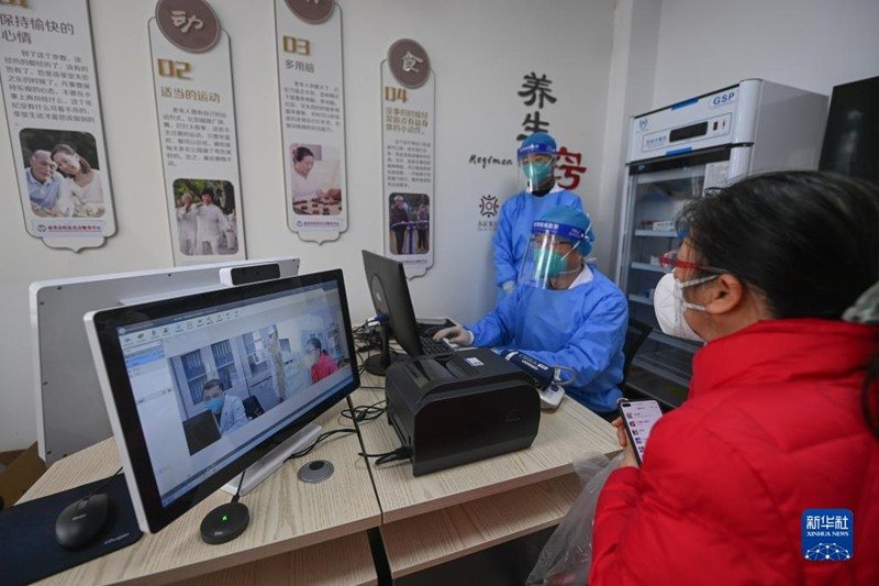 浙江省嘉兴市嘉善县利用小区党建客厅、社区(物业)用房等场所建设社区巡回医疗点,这是嘉善县罗星街道东方名嘉巡回医疗点,嘉善县第一人民医院的医生通过视频诊疗系统开展远程会诊。新华社记者 徐昱 摄
