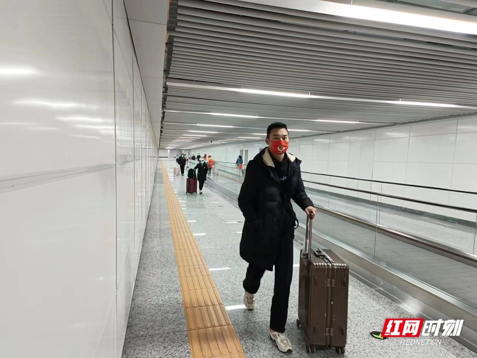 通道连通火车站出站厅和地铁2号线锦泰广场站，内部还加装了自动人行道。