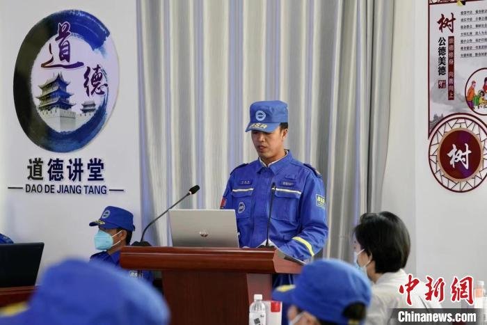 图为刘富强在嘉峪关市蓝天救援队会议室开总结会(资料图) 受访者供图