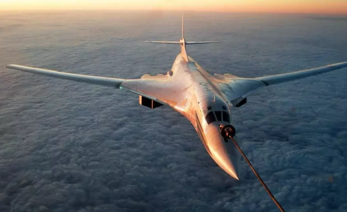 俄罗斯图-160 PK美国B-1B，俄国防部：俄轰炸机胜！_国际新闻_环球网
