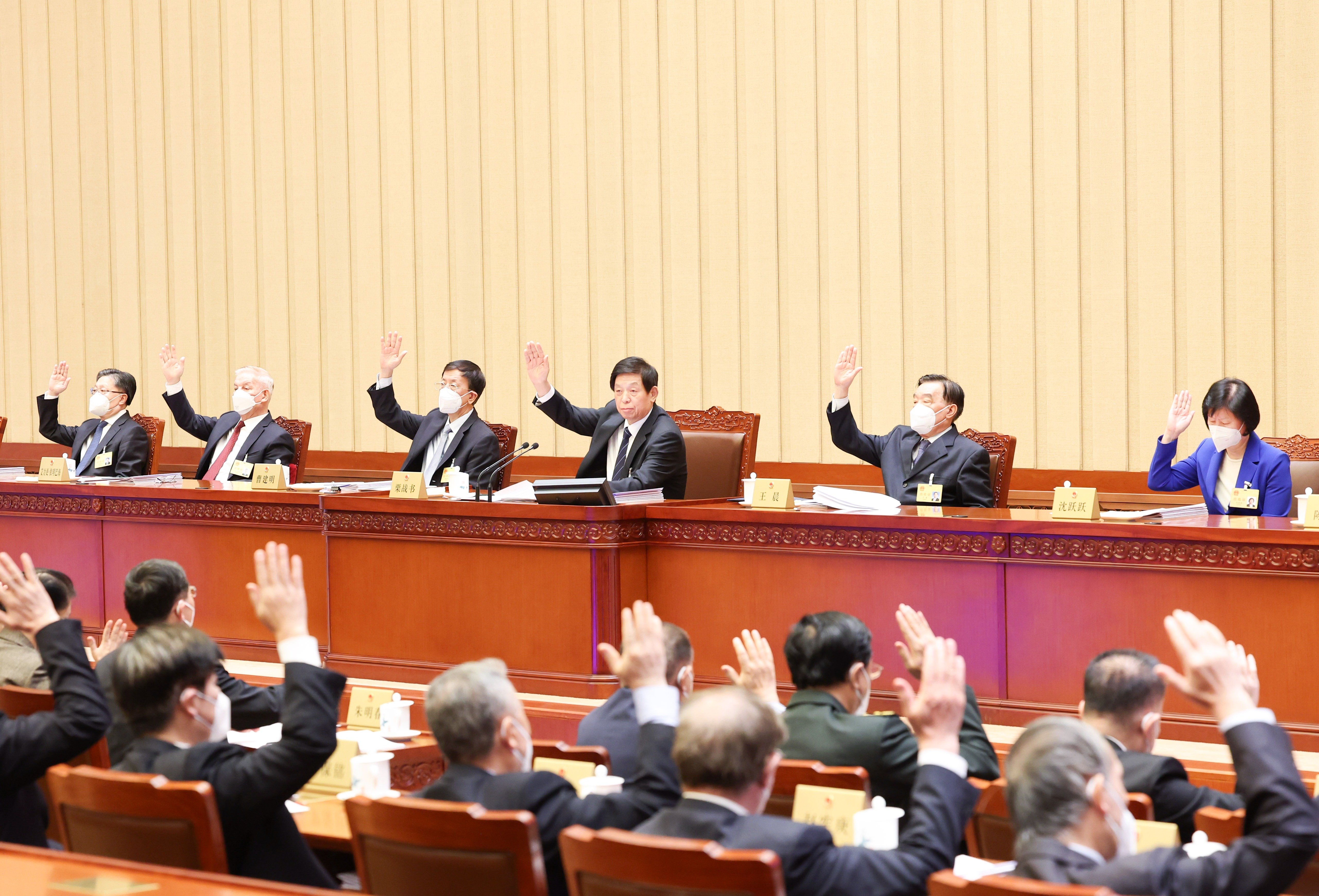 全国人大常委会表决通过新修订的野生动物保护法等 决定任命外交部、人社部部长 表决通过关于香港国安法第14条和第47条的解释 决定明年3月5日 ...