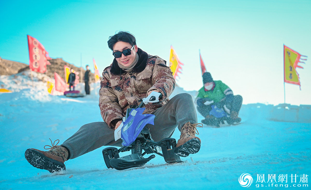徜徉激情冰雪世界，游客脸上写满了开心。杨艺锴 摄