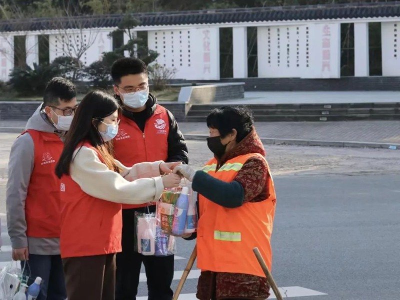 台州市三门县党员志愿服务队聚焦快递小哥、外卖小哥、环卫工人等重点群体送上口罩、酒精等物资,开展防疫宣传引导。新华网发
