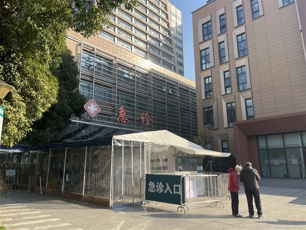 急诊大厅门前原先为就诊患者设置的核酸、抗原检测岗亭已不再使用。患者可迅速就诊。 李楚悦 摄
