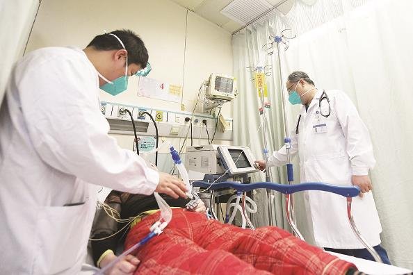 长海医院急救室医护人员正救治患者 本报记者 徐程 摄