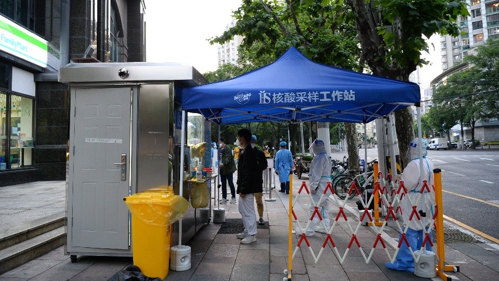 凤凰早报|浙江多地关闭核酸免费采样点;俄军遭火箭弹袭击致63人死亡