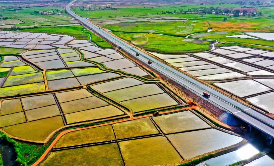 ↑初秋时节，甘肃省张掖甘青大通道张（掖）扁（都口）高速公路上车辆来往穿梭。张掖市将城乡及农村公路建设与农村特色产业培育、旅游资源开发和乡村振兴战略、交通旅游一体化协同发展有机结合，不断优化路网结构，着力打通断头路、瓶颈路，形成了空间布局合理、线位走向顺畅、技术等级匹配的畅乡、通村、联社农村公路网络，实现城乡公路内联外畅、互联互通。