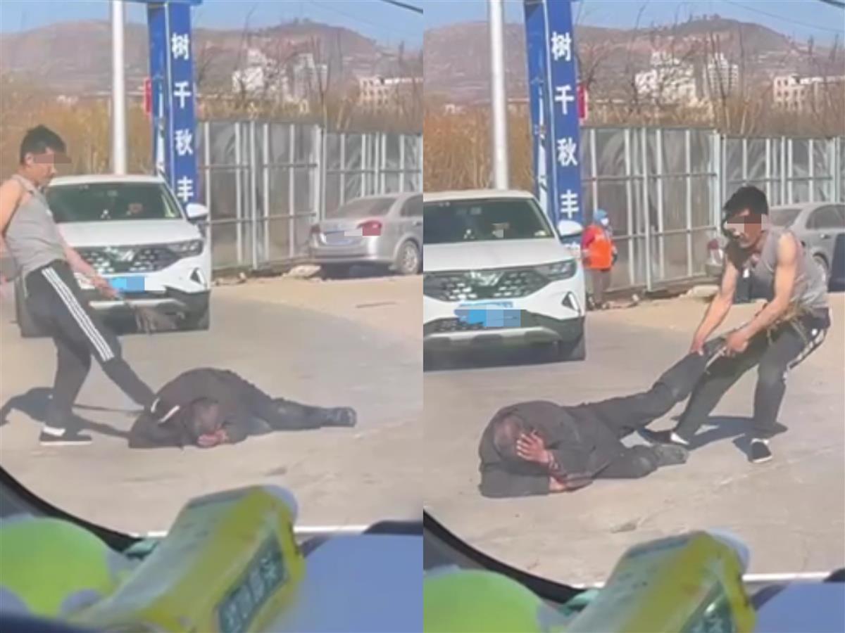 男子踢、拖拽老人(视频截图)