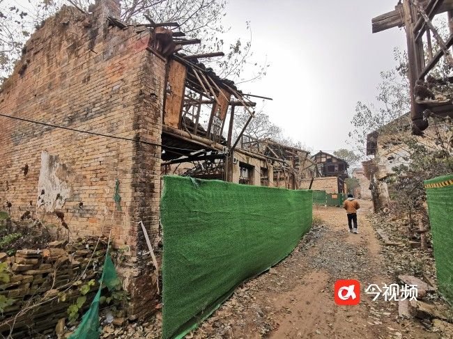 老街上残墙断壁