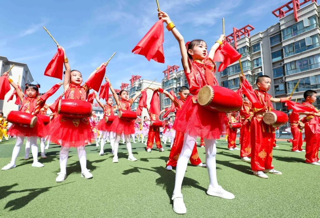 ↑2022年5月30日，甘肃省张掖市甘州区青年东街小学的小朋友们在表演音乐情景剧《中国力量》。当日，该校1700多名师生齐聚一堂开展“喜迎二十大，争做好队员”主题队日活动，迎接第72个“六一”国际儿童节。