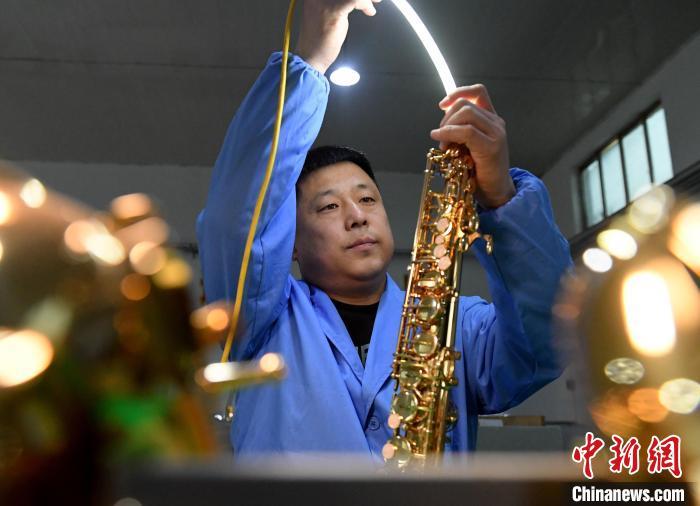 12月30日，张磊在组装萨克斯。贾枭梦 摄