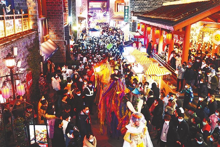 2022年12月31日，南昌市万寿宫历史文化街区人山人海，市民们在这里看民俗表演、吃特色美食，迎接新年的到来。