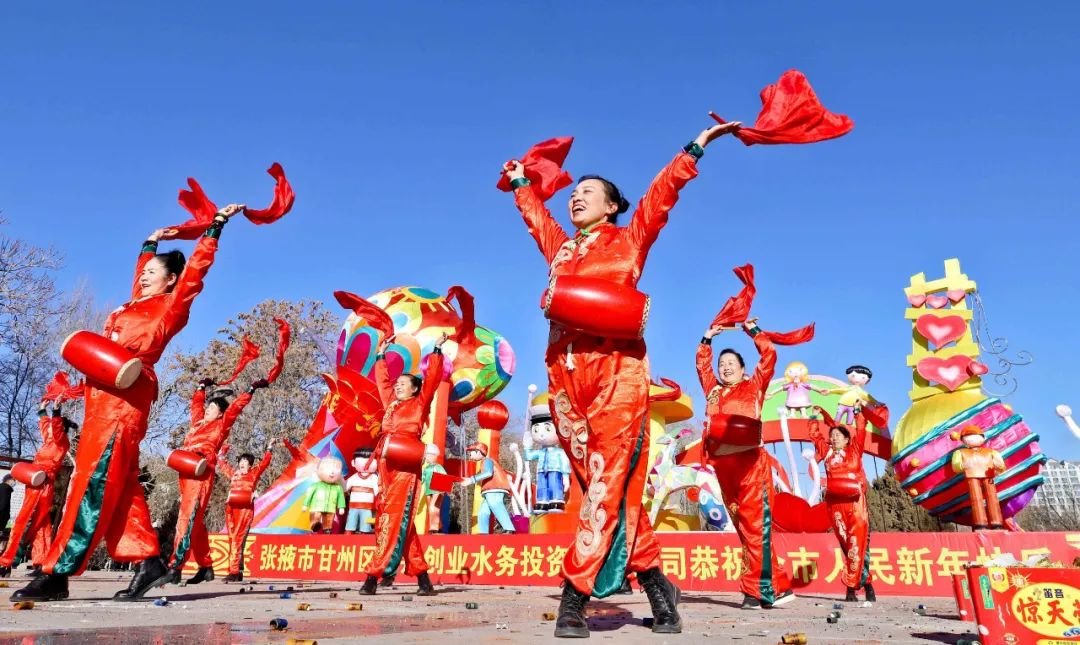 ↑2022年12月21日，甘肃省张掖市甘州区以促进消费，激活市场活力为主题的“彩虹张掖&middot;乐游甘州”2022冰雪季暨“迎新春 &middot;促消费”系列活动启动，为消费市场回暖复苏升温注入强劲动力。