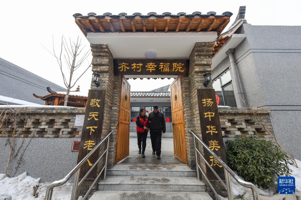 12月29日，邯郸市复兴区齐村村民走出老年人活动中心。