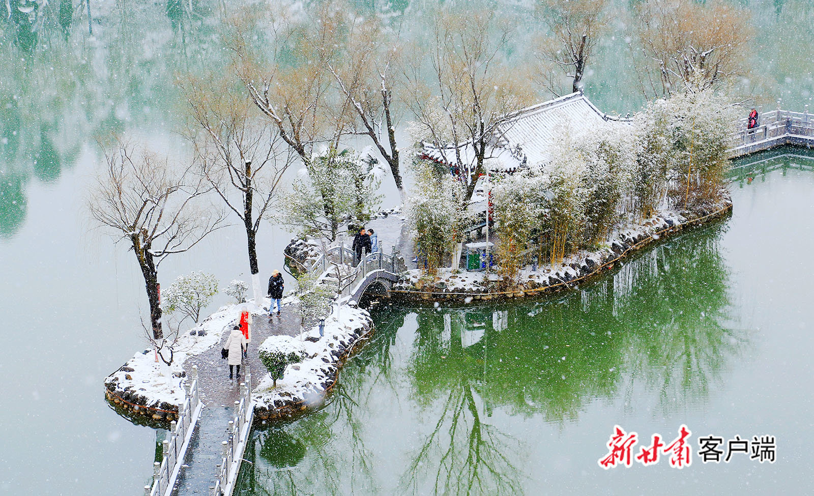 ▲2022年2月6日，徽縣普降大雪，人們在公園里玩雪、拍照。新甘肅·甘肅日報通訊員 李旭春