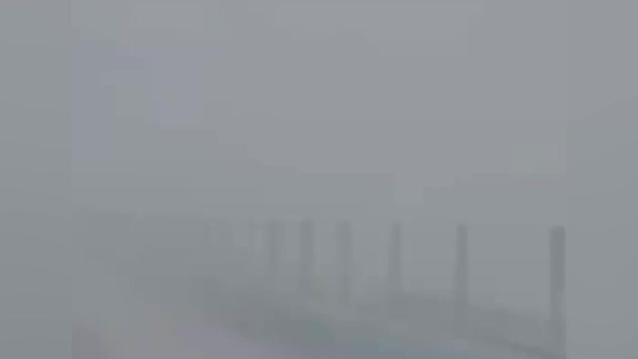 风吹雪导致多辆车被困，交警火速救援