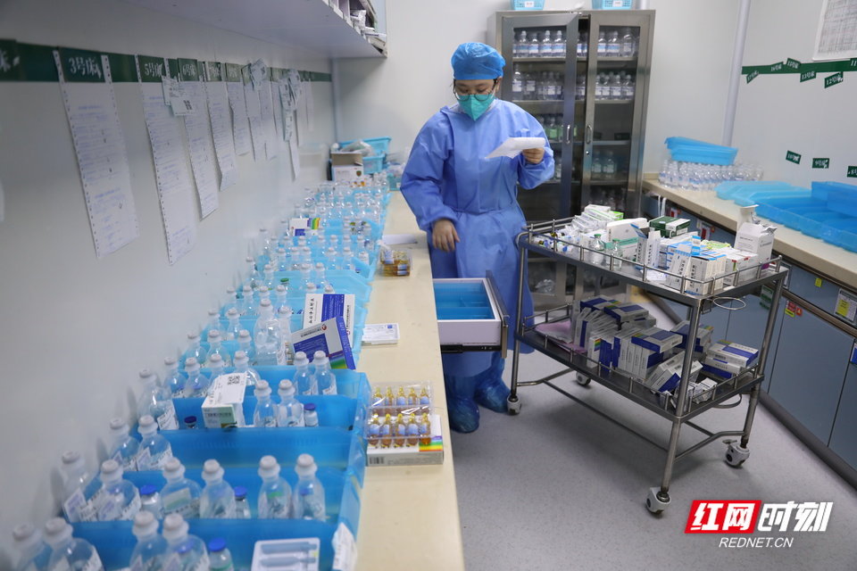 护士配药间里,药品铺满整个桌面。