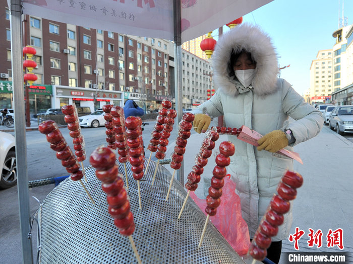 图为商家在长春街头售卖冰糖葫芦。 中新社发 刘栋 摄