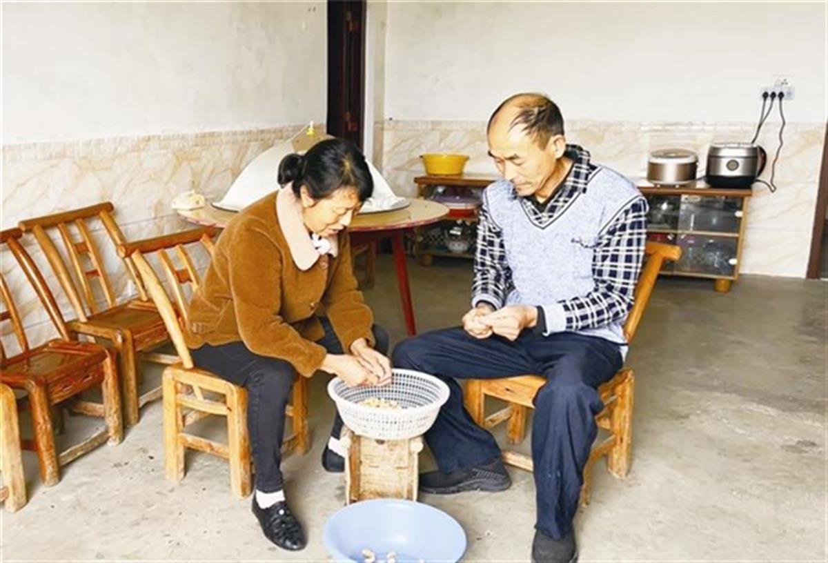 农闲时,陈廷海帮妻子做家务,减轻妻子负担