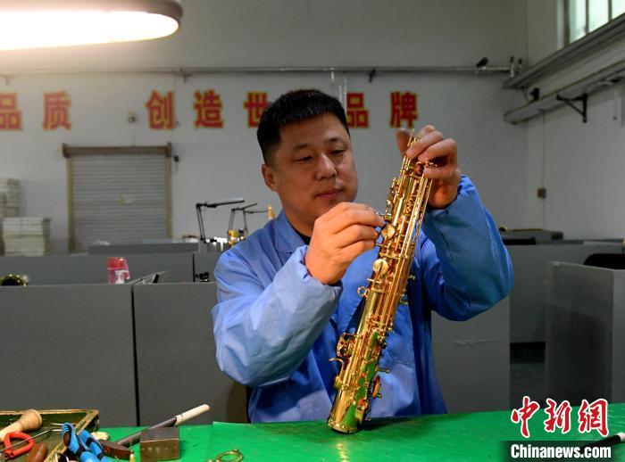 12月30日，张磊在组装萨克斯。贾枭梦 摄