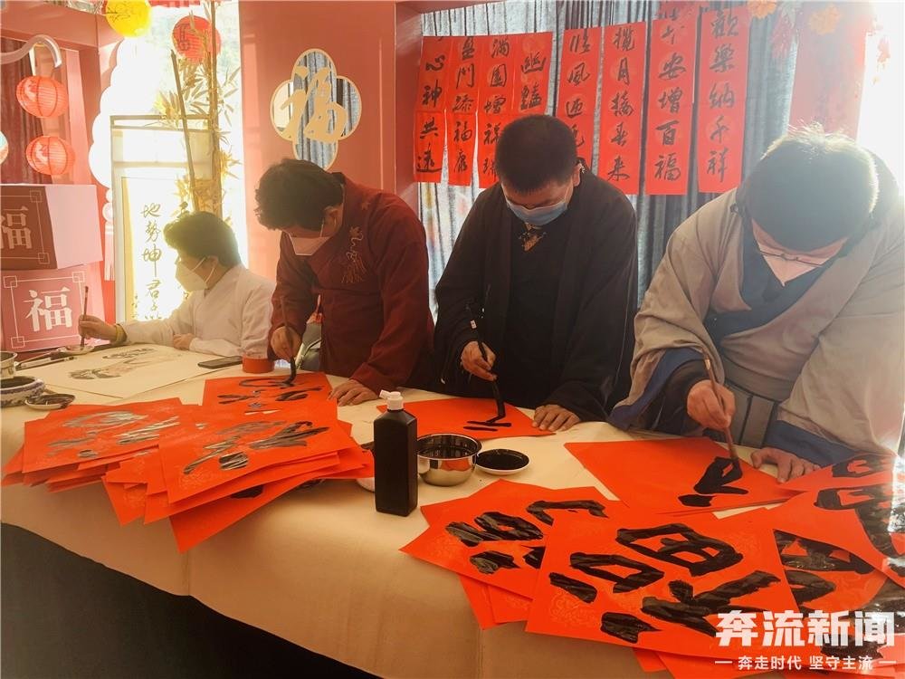 ▲为市民写春联