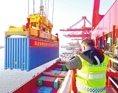 2022年12月23日16时18分，挂有“阳逻港集装箱2022年度第200万TEU”的集装箱被稳稳吊起，放到靠泊在阳逻港二期码头的集装箱船舶“荣海长虹”上。