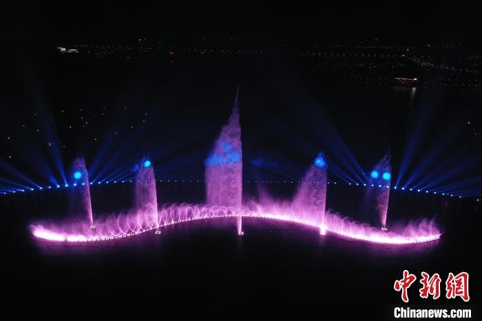 元旦假期,该光影水秀音乐喷泉表演每天都吸引不少游客和市民前来观看。 刘占昆 摄