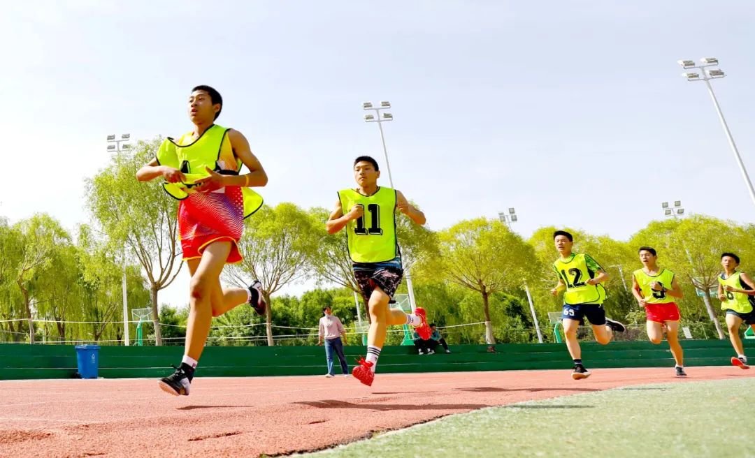 ↑2022年5月21日，参加甘肃省张掖市第五届运动会青少年组男子3000米长跑的运动员正在起跑。当日，由五县一区139支运动队2200多人参加的张掖市第五届运动会各项集中比赛顺利开赛。