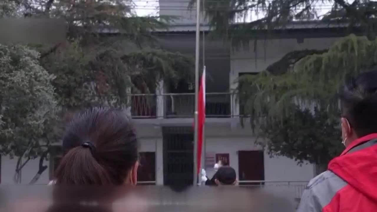 父子接力十年，坚持在元旦当天为社区居民升国旗