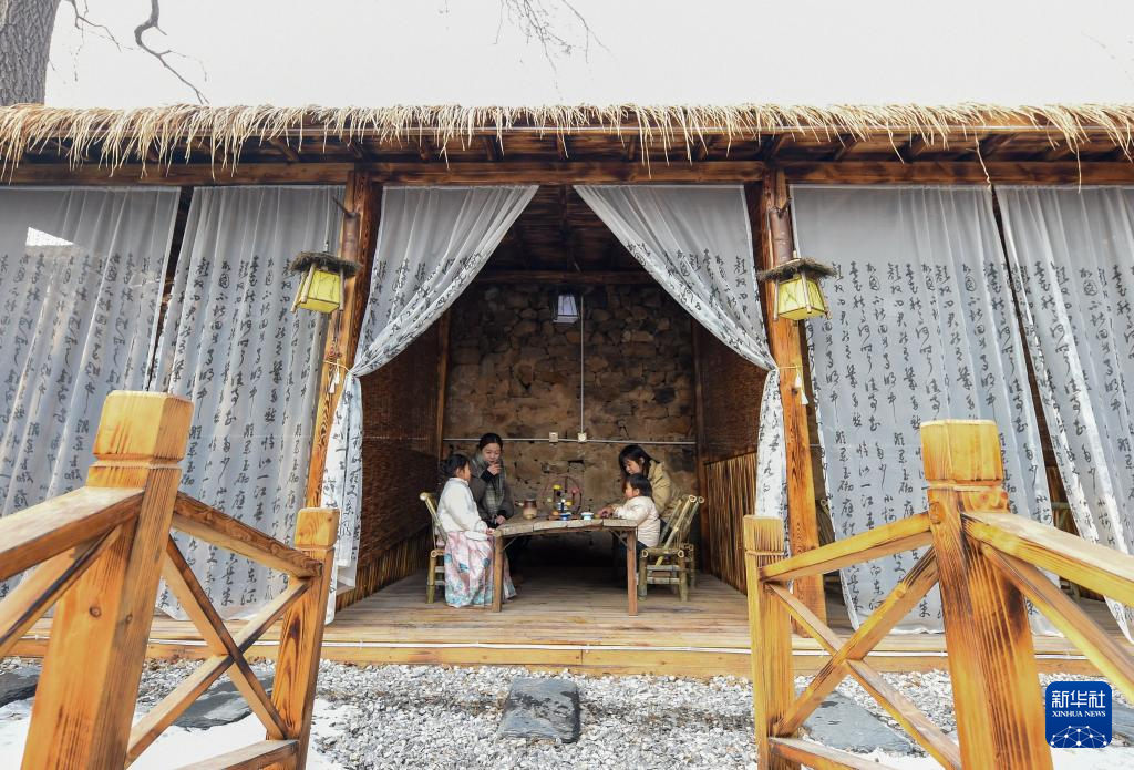 12月29日，游客在邯郸市复兴区东高河村一间民宿内游玩。