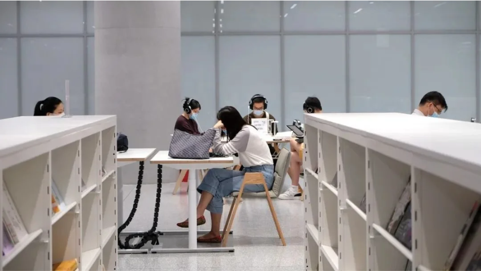 凤凰早报|浙江多地关闭核酸免费采样点;俄军遭火箭弹袭击致63人死亡