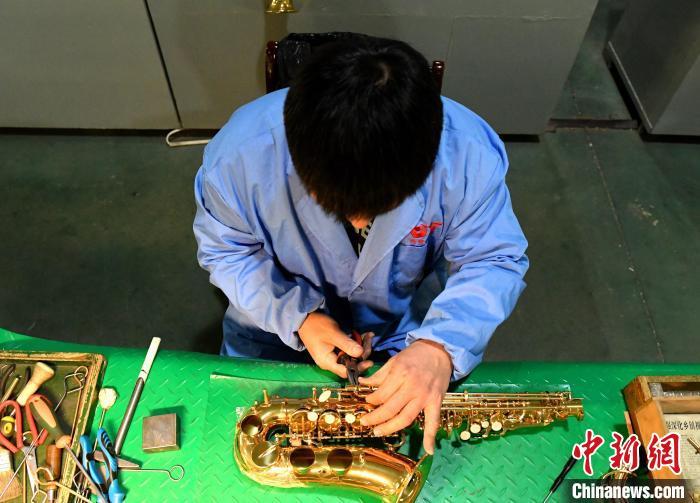 12月30日，张磊在组装萨克斯。贾枭梦 摄