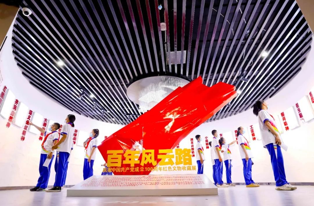 ↑2022年7月1日，中国共产党成立101周年之际，甘肃省张掖市广大党员干部、企业职工、市民群众、中小学生等通过参观主题览馆、敬献花篮、微党课演讲等系列活动，坚定永远跟党走的信念。