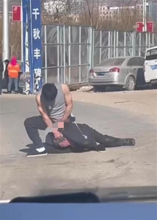 男子脱裤子侮辱老人(视频截图)