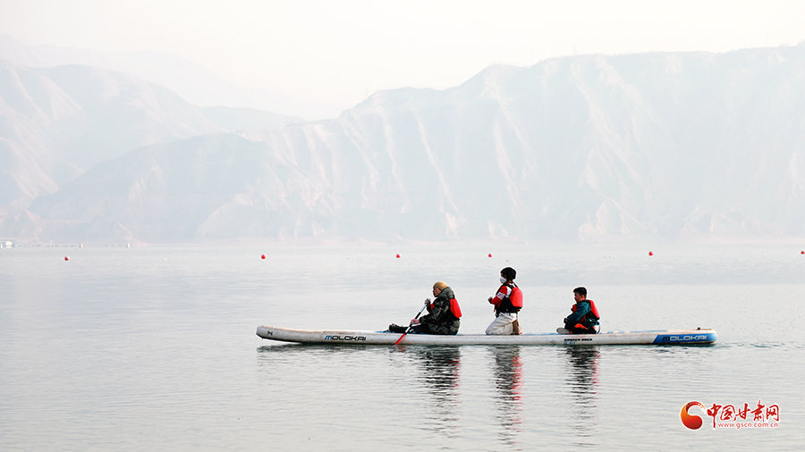 新年来临，他们在炳灵湖上挥桨逐浪