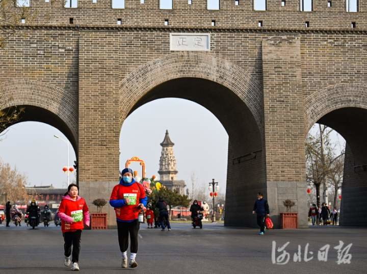 2023年1月1日，参赛选手奔跑在正定古城中。