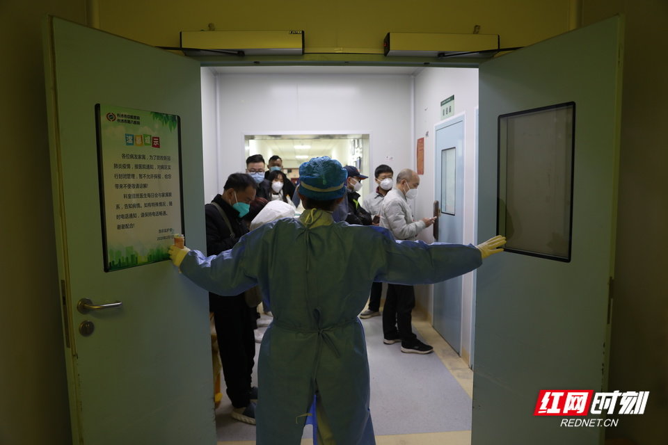 急诊ICU门口的护士正在与时间赛跑,与新冠病毒斗争,像极了"生命守门人"。