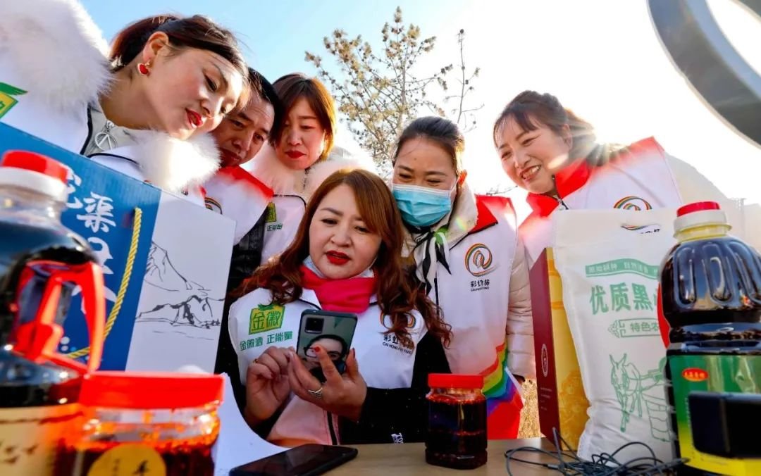 ↑2022年1月19日，青年电商主播选手在甘肃省张掖市甘州区龙渠乡“彩虹飞扬”青年电商直播大赛现场进行特色农产品直播带货销售比拼。