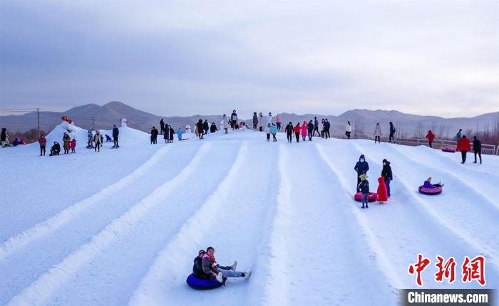 圖為游客體驗雪道速滑項目?！⊥醣筱y 攝
