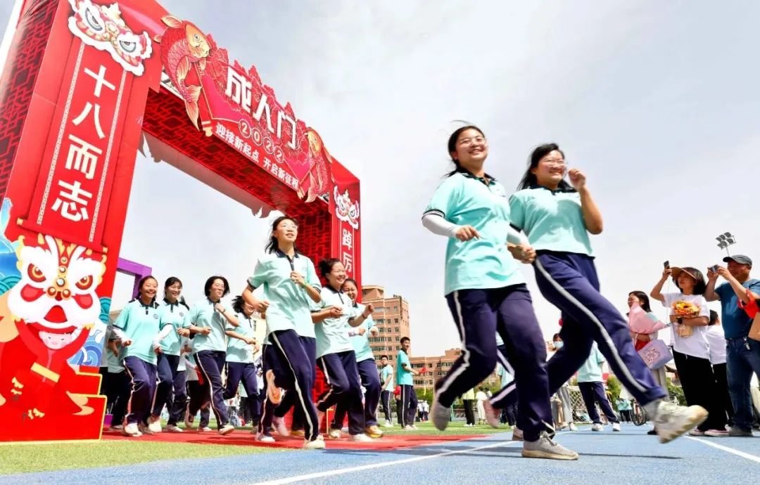 ↑2022年5月28日，张掖二中“成人礼”现场。当日，该校为年满18岁的高三年级毕业生举行主题为“迎光相见，向光而行，让自己成为一束光，为更多的人带来光明和温暖”的成人礼，1140名学生面对国旗庄严宣誓，踏上人生新征程。